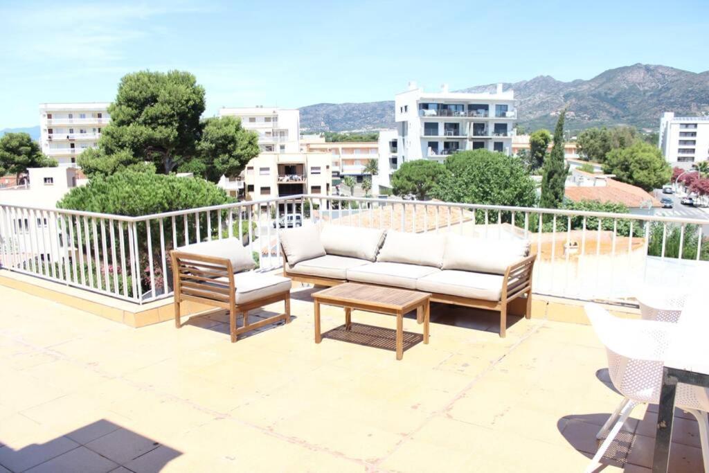 Beautiful Loft, Huge Sunny Terrace, View Over The Beach And Sea Росас Экстерьер фото